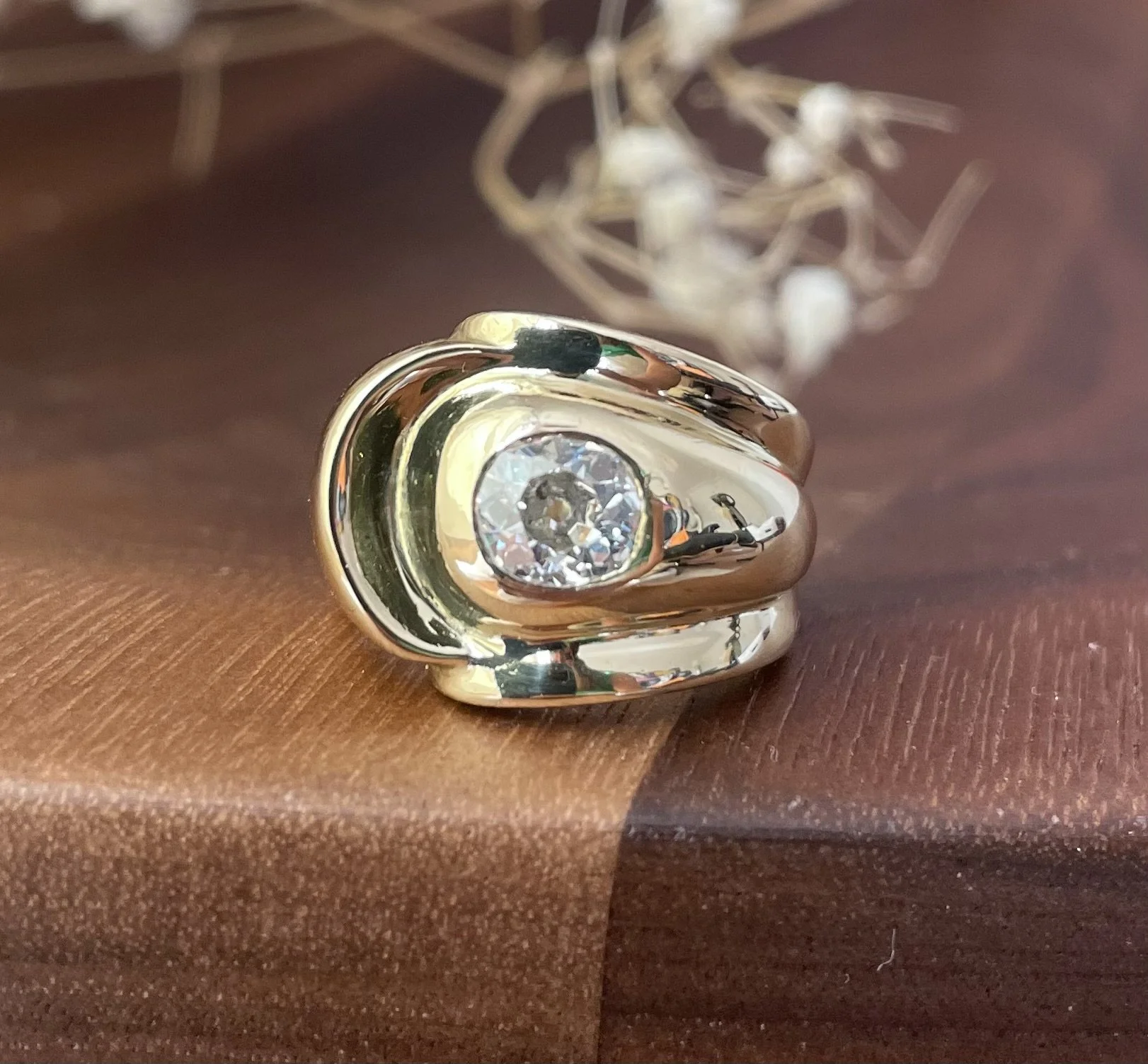 La Brigitte Bague vintage en or jaune et diamant de taille coussin ancienne Bijoux Anciens Paris E shop de Bijoux Anciens Vintage de luxe